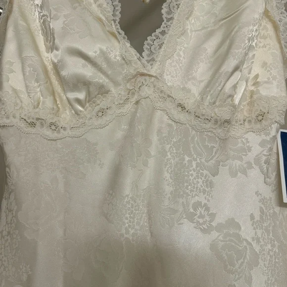 Ivory Lace-Accent Maxi Dress - Picture 3 of 6